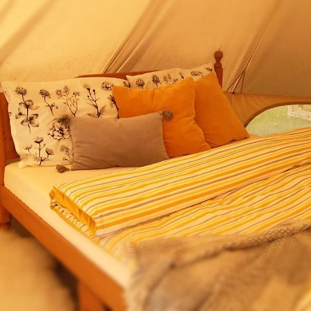 Hotel Glamping V Sadu à Sadská Extérieur photo
