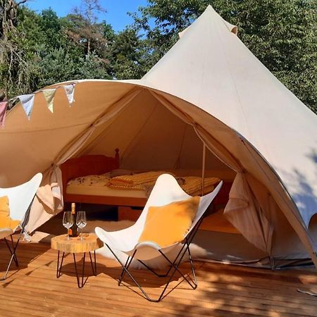 Hotel Glamping V Sadu à Sadská Extérieur photo