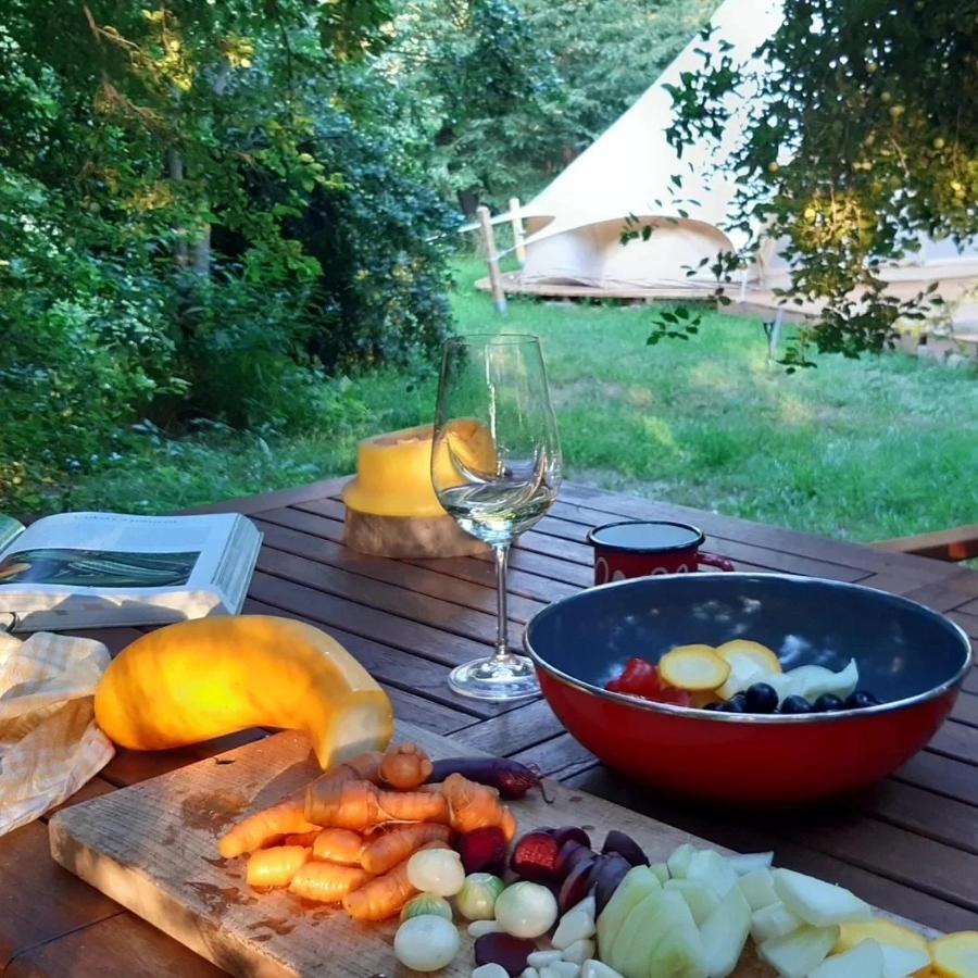 Hotel Glamping V Sadu à Sadská Extérieur photo