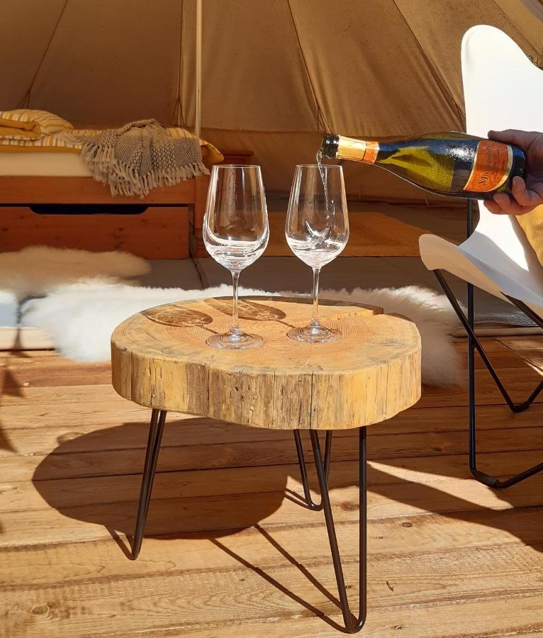 Hotel Glamping V Sadu à Sadská Extérieur photo