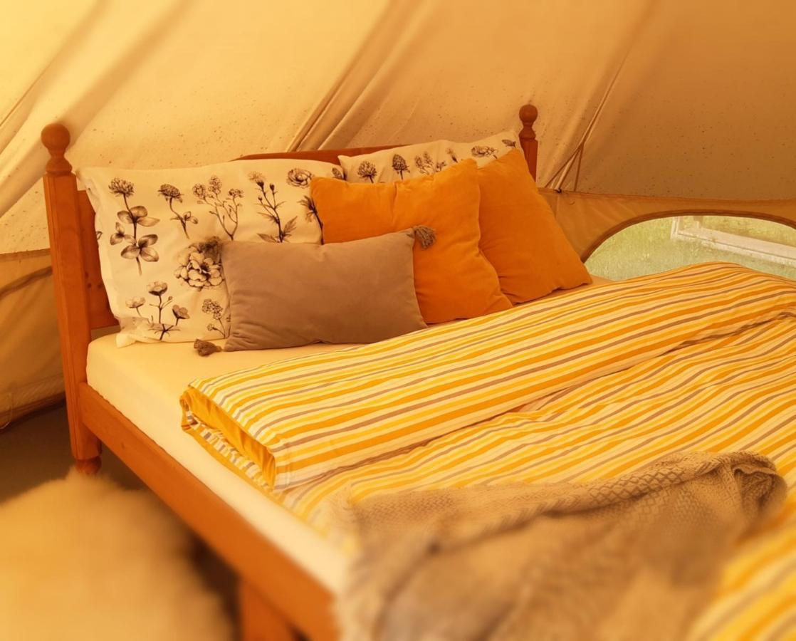 Hotel Glamping V Sadu à Sadská Extérieur photo
