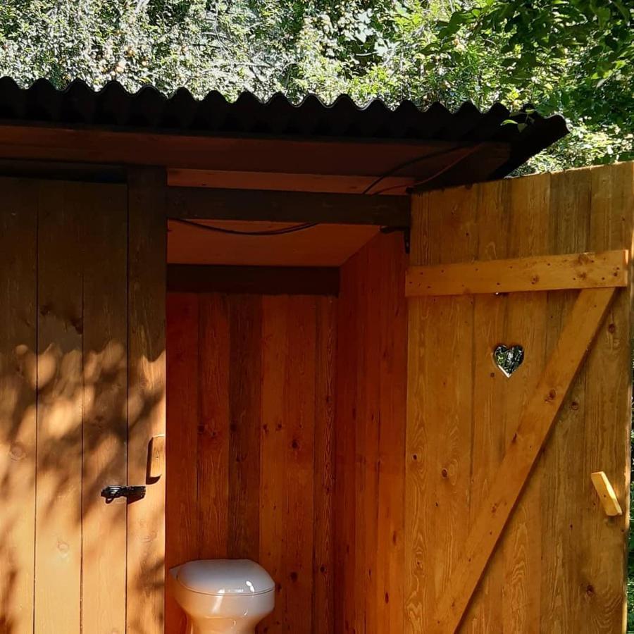 Hotel Glamping V Sadu à Sadská Extérieur photo