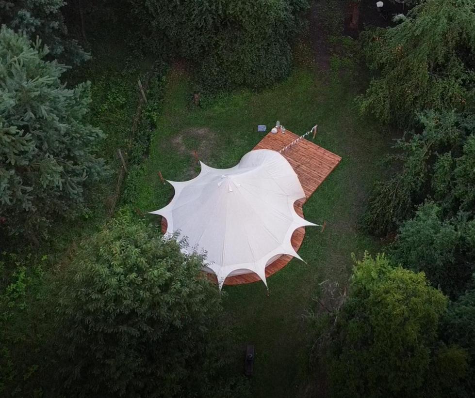 Hotel Glamping V Sadu à Sadská Extérieur photo